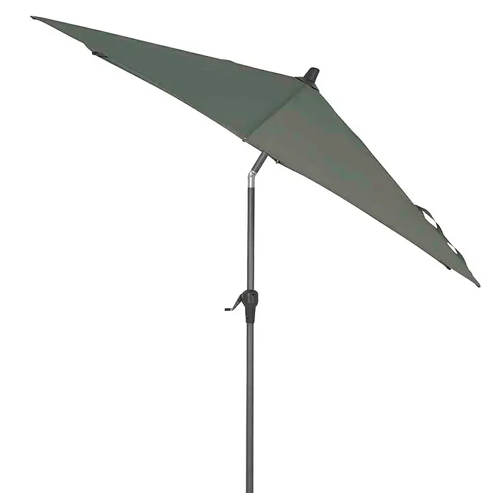 Siena Garden Marktschirm rund Avio - Olive, Durchmesser Bespannung: 250 cm - Ein grüner Gartenschirm steht auf einem grauen Metallfuß und spendet Schatten. Er ist perfekt für den Einsatz im Freien, um vor der Sonne zu schützen.