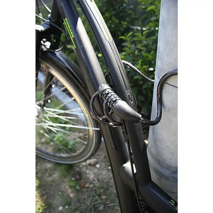 Basi Zahlen-Spiralschloss ZR 303 - Länge: 180 cm - Ein Fahrrad mit einem Zahlenschloss befestigt. Das Schloss sichert das Fahrrad an einem Pfosten, Schutz vor Diebstahl.