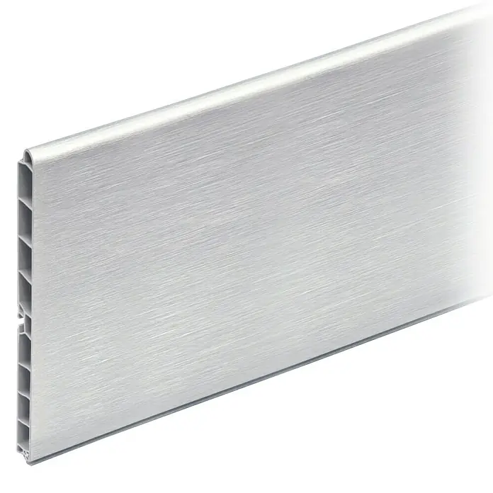 Rodapié - L x An x Al: 2,4 m x 1,3 cm x 16,6 cm, Plateado - Un perfil de zócalo de aluminio, ideal para interiores modernos, destaca por su construcción robusta y aspecto elegante.
