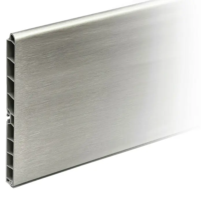 Rodapié - L x An x Al: 2,4 m x 1,3 cm x 16,6 cm, Acero inoxidable - Primer plano de un zócalo de aluminio cepillado, ideal para interiores modernos. La construcción robusta garantiza durabilidad y un acabado elegante.