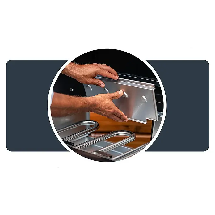Campingaz Gasgrill 4 Series Premium - Grillfläche (B x T): 72 x 46 cm, 13,6 kW, Anzahl Brenner: 4 - Bild einer Person, die eine Metallplatte in einen Grill einsetzt, wobei die Platte und die Heizelemente hervorgehoben werden.
