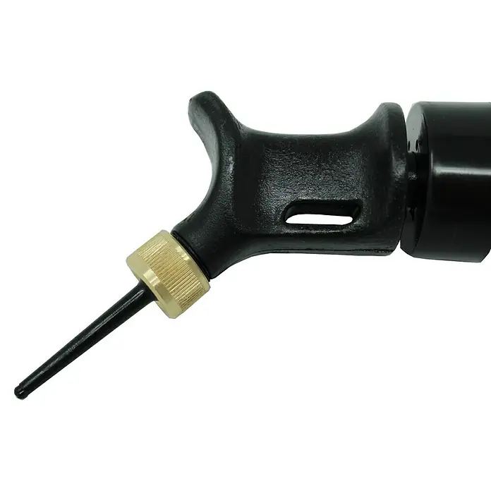 Seilflechter Bomba de aire - Específico para: Defensas para embarcaciones - Primer plano de un aceitador de agujas con cabezal dorado y mango negro.