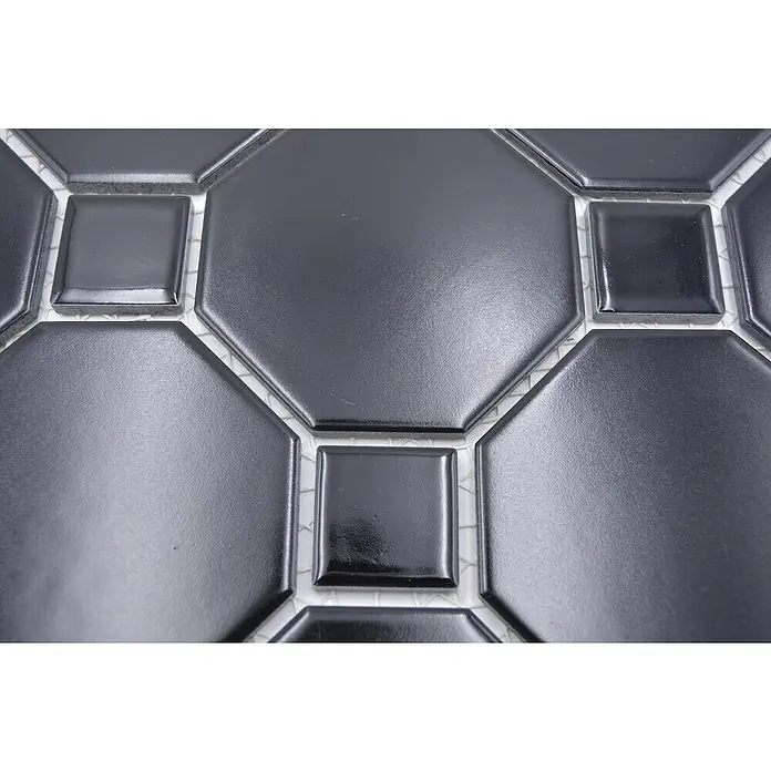 Mosaikfliese Octa G 940N - 30 x 30 cm, Schwarz, Matt - Nahaufnahme von glänzenden, anthrazitfarbenen Bodenfliesen in achteckiger Form, die ein geometrisches Muster mit weißen Fugen bilden.