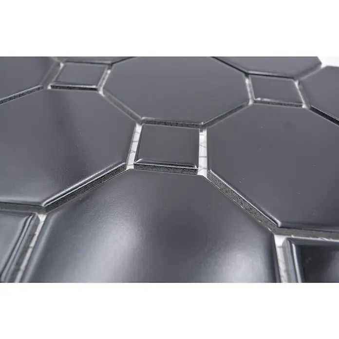 Mosaikfliese Octa G 940N - 30 x 30 cm, Schwarz, Matt - Nahaufnahme eines schwarzen Fliesenmusters mit achteckigen und quadratischen Formen, ideal für stilvolle Innenräume.
