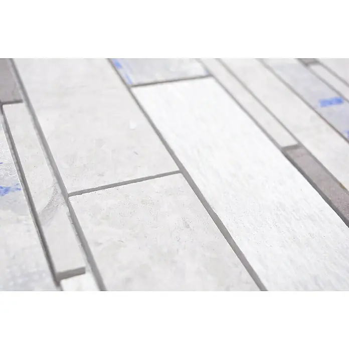 Mosaikfliese Verbund Mix MTS STG D09 - 25,5 x 30 cm, Grau, Matt - Nahaufnahme von weißen, länglichen Fliesen mit feinen Fugenlinien, die ein sauberes und modernes Design für Innenräume zeigen.