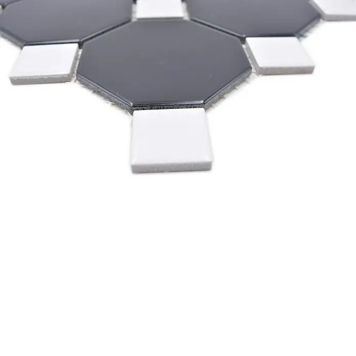 Mosaikfliese Octa G 942N - 30 x 30 cm, Schwarz/Weiß, Matt - Detailaufnahme eines Mosaiks mit achteckigen, anthrazitfarbenen Steinen und quadratischen, weißen Akzenten, ideal für stilvolle Wand- und Bodengestaltung.