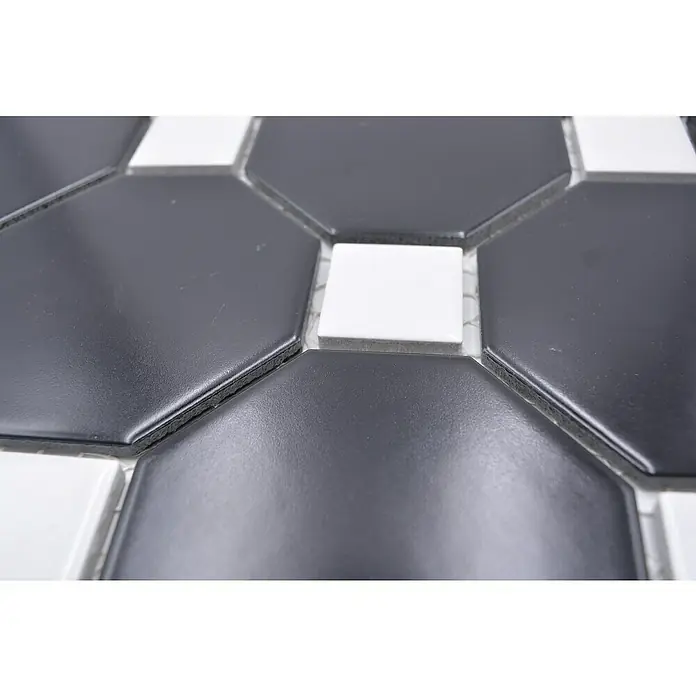 Mosaikfliese Octa G 942N - 30 x 30 cm, Schwarz/Weiß, Matt - Nahaufnahme eines Mosaikbodens mit abwechselnd schwarzen Sechsecken und weißen Quadraten, die ein geometrisches Muster bilden.