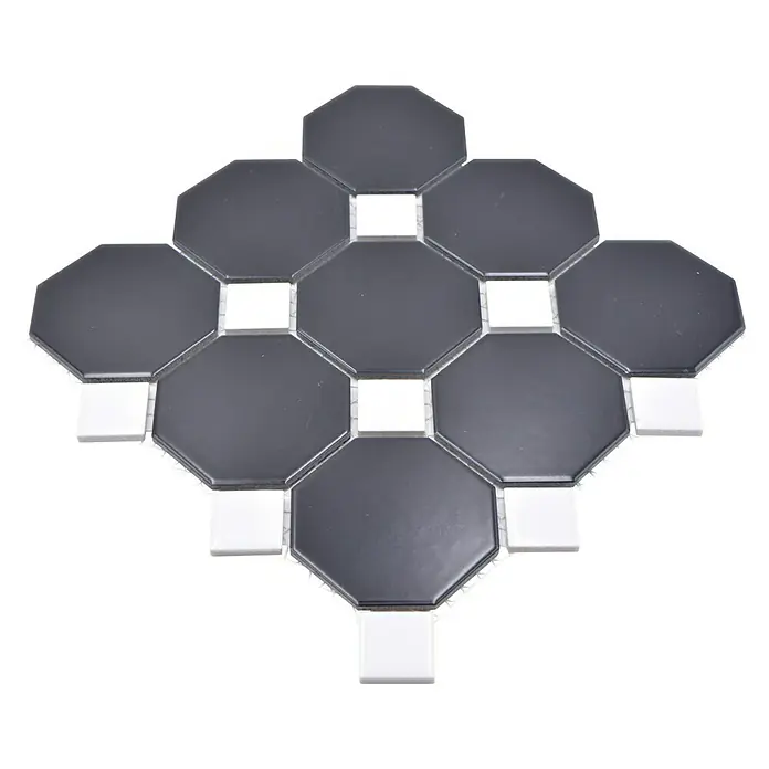 Mosaikfliese Octa G 942N - 30 x 30 cm, Schwarz/Weiß, Matt - Nahaufnahme eines Musters aus schwarzen, achteckigen und weißen, quadratischen Fliesen auf einem schwarzen Hintergrund.