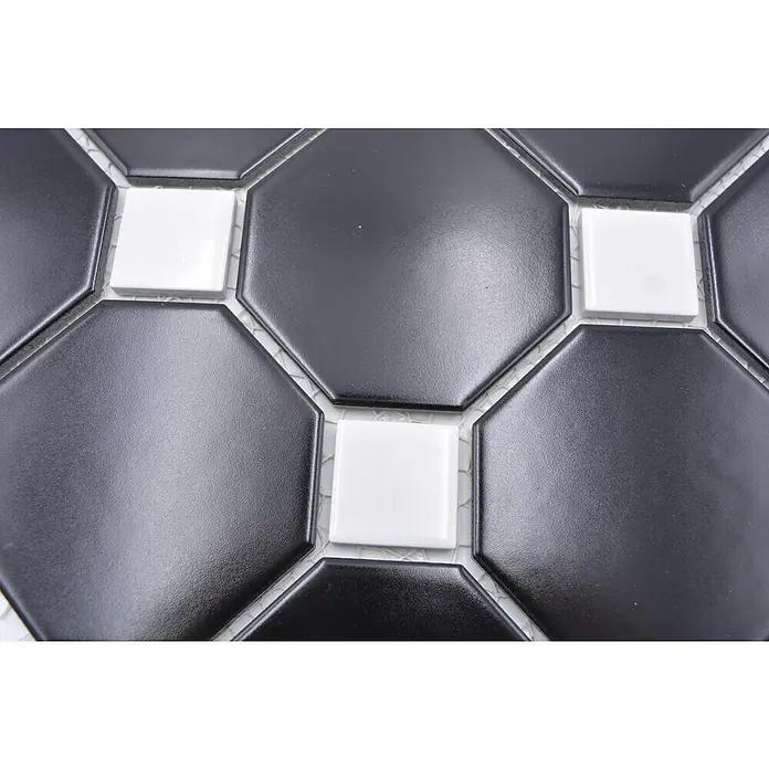 Mosaikfliese Octa G 942N - 30 x 30 cm, Schwarz/Weiß, Matt - Nahaufnahme von schwarzen, achteckigen Fliesen mit weißen, quadratischen Akzenten, die ein geometrisches Muster bilden.