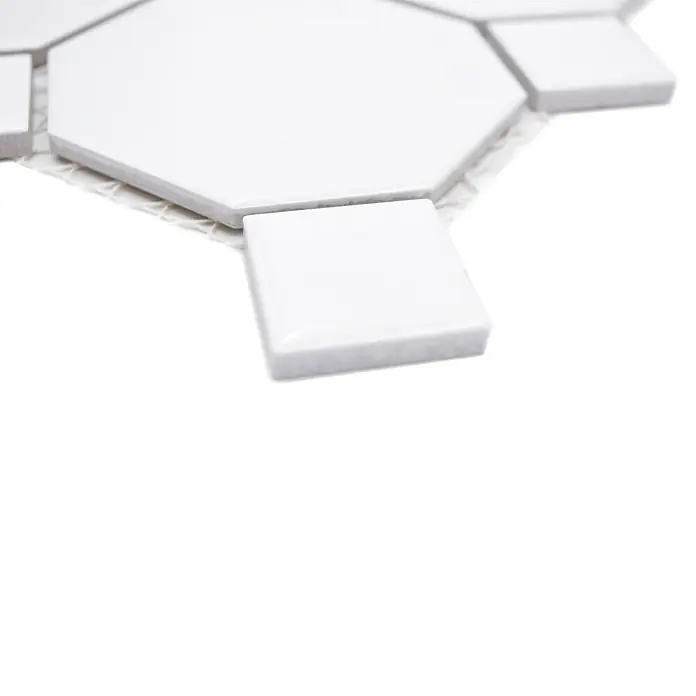 Mosaikfliese OCTA G 930N - 30 x 30 cm, Weiß, Matt - Detailaufnahme von weißen Keramikfliesen in Achteck- und Quadrat-Form, ideal für moderne Wand- und Bodengestaltungen, die ein elegantes Ambiente schaffen.