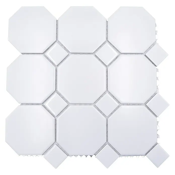 Mosaikfliese OCTA G 930N - 30 x 30 cm, Weiß, Matt - Nahaufnahme eines Mosaiks aus weißen achteckigen Fliesen, die durch kleine quadratische Fliesen verbunden sind und ein elegantes Muster bilden.
