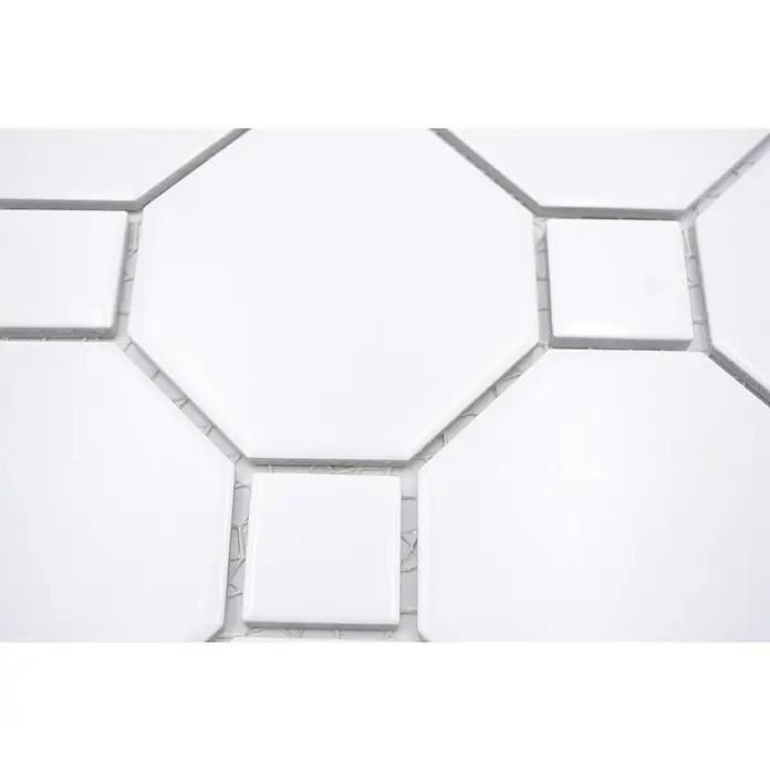 Mosaikfliese OCTA G 930N - 30 x 30 cm, Weiß, Matt - Nahaufnahme von weißen Keramikfliesen, die in einem geometrischen Muster verlegt sind und ein minimalistisches Design für Badezimmer oder Küchen zeigen.