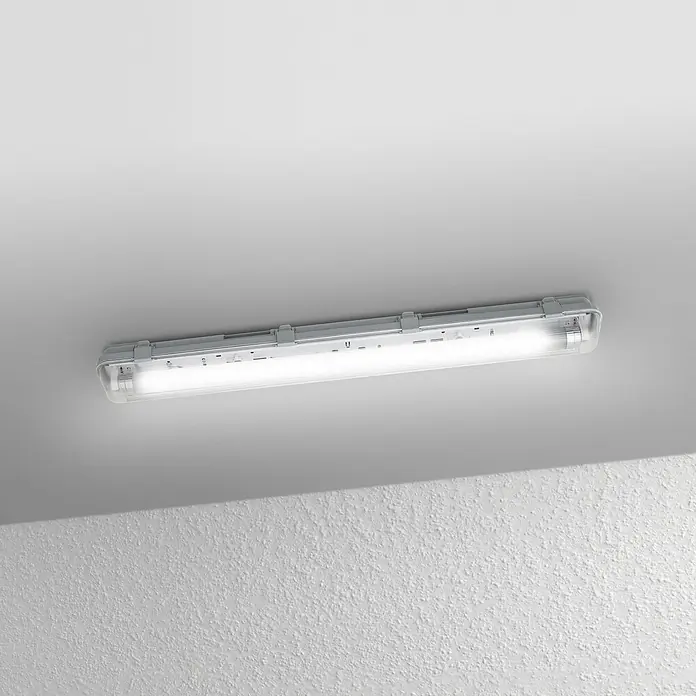 Ledvance LED-Feuchtraumlichtleiste SubmarineL x B x H: 65,5 x 7,2 x 8,6 cm, Lichtfarbe: Neutralweiß, 8 W, IP65 - Nahaufnahme einer an der Decke montierten, länglichen LED-Feuchtraumleuchte mit transparentem Schutzgehäuse.