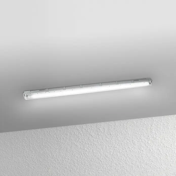 Ledvance LED-Feuchtraumlichtleiste SubmarineL x B x H: 156,5 x 7,2 x 8,6 cm, Lichtfarbe: Neutralweiß, 19 W, IP65 - Eine weiße Feuchtraumleuchte ist an einer weißen Decke montiert und spendet Licht für den Raum. Das Licht ist hell und klar.