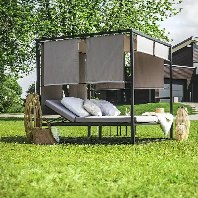 Farolillo alto Tarik - L x An x Al: 28 x 28 x 72 cm, Natural - Cama de día exterior con marco oscuro, cojines claros y pantallas de privacidad ajustables, decorada con faroles y sombrero de paja.