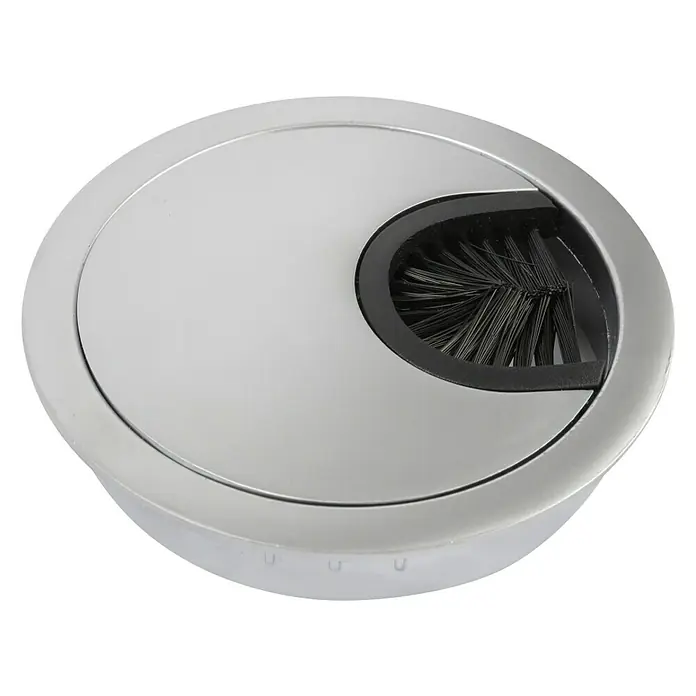 Schneider Electric Pasacables aluminio - Plateado, Ancho: 60 mm - Un pasacables redondo plateado con inserción de cepillo para una gestión ordenada de los cables, sobre un fondo negro.