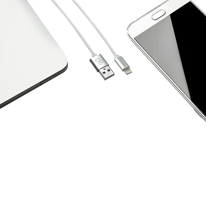 BAUHAUS USB-Ladekabel - Weiß, 1 m, USB A-Stecker, Lightning-Stecker - Nahaufnahme eines weißen Smartphones, eines USB-Kabels und eines Laptops auf schwarzem Hintergrund.