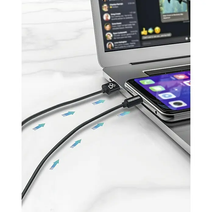 BAUHAUS USB-Ladekabel - Schwarz, 1 m, USB A-Stecker, USB C-Stecker - Ein graues Ladekabel verbindet ein Smartphone mit einem Laptop, blaue Pfeile betonen die Konnektivität.