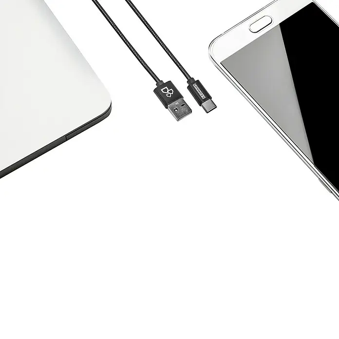 BAUHAUS USB-Ladekabel - Schwarz, 1 m, USB A-Stecker, USB C-Stecker - Ein graues USB-Kabel von BAUHAUS, verbunden mit einem Laptop und einem Smartphone, beide in Weiß gehalten.