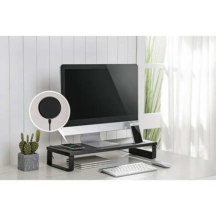Voltomat Monitor-Erhöhung - Schwarz - Ein schwarzer Monitorständer mit integrierter kabelloser Ladestation unter einem Bildschirm, umgeben von Büroaccessoires.