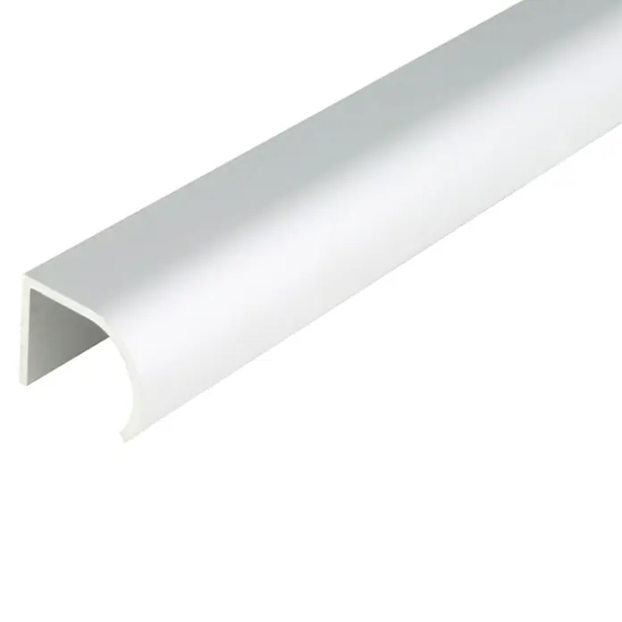 Stabilit Perfil angular - 2.000 x 25 x 19 mm, Plateado - Primer plano de una tira de perfil plateada con una forma redondeada, ideal para muebles o proyectos de construcción.