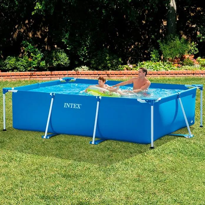 Intex Piscina Frame - L x An x Al: 300 x 200 x 75 cm, Azul, 3.834 l - Piscina rectangular Intex con familia en el jardín. La piscina es azul y tiene un diseño de marco resistente para diversión de verano sin fin.