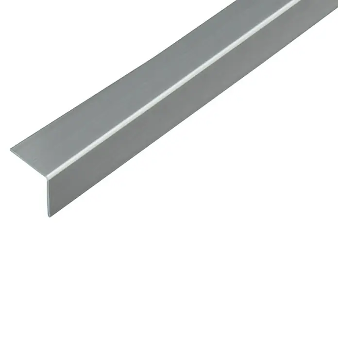 Alberts Perfil angular - 2.600 x 30 x 30 mm, Espesor: 1,5 mm, Plástico, Gris metalizado - Primer plano de un perfil angular de color plateado. La pieza metálica angular se encuentra en diagonal, creando una franja luminosa en su superficie por la luz.