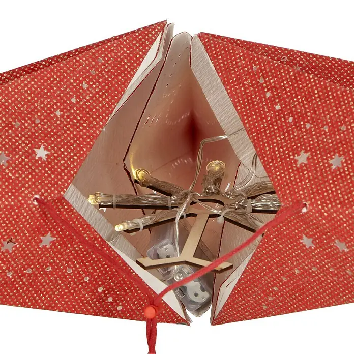 Estrella LED Estrella - Rojo, Color de luz: Blanco cálido, Funciona con pilas - Primer plano de una linterna de estrella roja con detalles dorados y luces blancas cálidas en el interior.