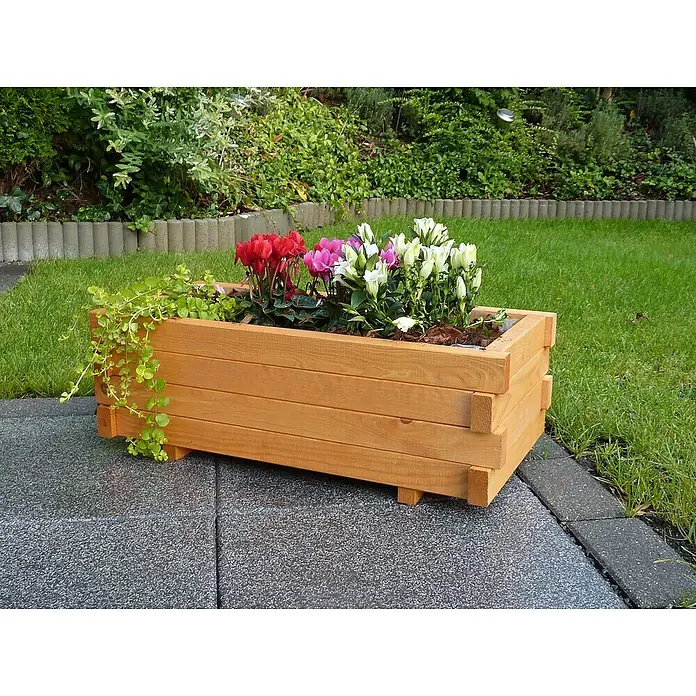 Promadino Pflanzkasten Empoli M. - Außenmaß (L x B x H): 59 x 29 x 20,5 cm, Holz, Honigbraun - Hölzerner Blumenkasten mit bunten Cyclamen auf grauem Steinboden, umgeben von einem üppigen Garten.