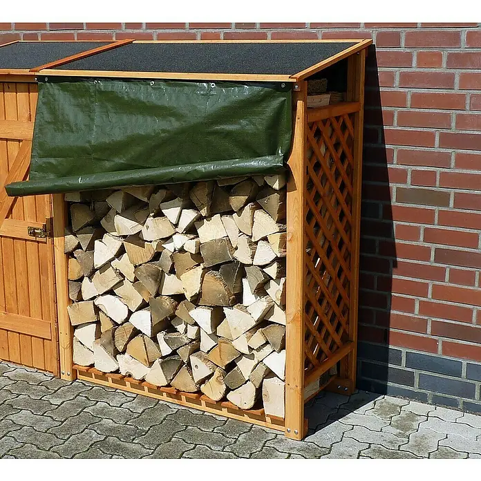 Promadino Kaminholzregal Erweiterung Speyer - 120 x 68 x 148 cm, Honigbraun - Holzlager mit grünem Bezug, gefüllt mit Holzscheiten vor einer roten Ziegelwand.