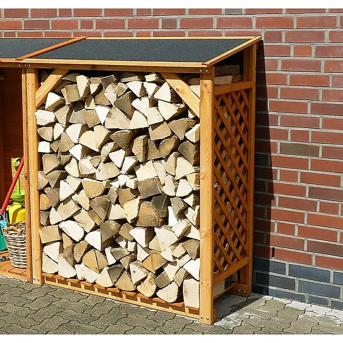 Promadino Kaminholzregal Erweiterung - 120 x 68 x 148 cm, Holz, Honigbraun - Ein gut gefülltes Holzlager aus hellem Holz mit einem schwarzen Dach, stehend vor einer Ziegelwand. Praktisch für den Winter!
