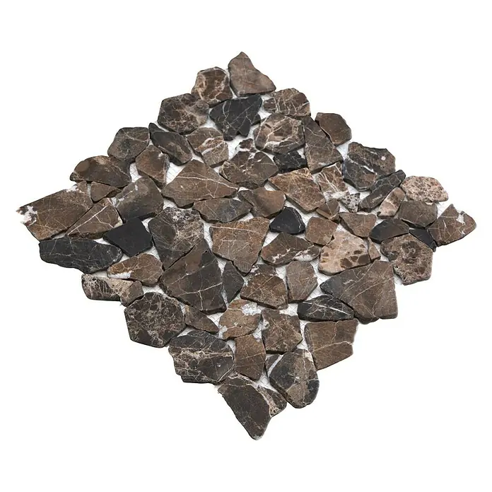 Mosaikfliese CIOT 30/476 - 30,5 x 30,5 cm, Braun, Matt - Nahaufnahme eines Mosaiks aus braunen und schwarzen Natursteinen in Diamantenform, ideal für dekorative Wand- und Bodenbeläge.