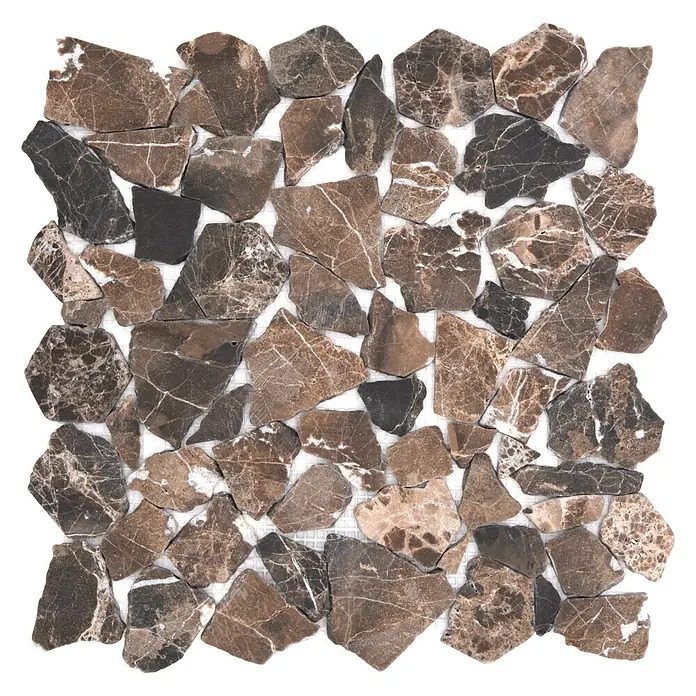 Mosaikfliese CIOT 30/476 - 30,5 x 30,5 cm, Braun, Matt - Nahaufnahme eines quadratischen Mosaiks aus braunen Natursteinen mit weißen Fugenlinien auf schwarzem Hintergrund.