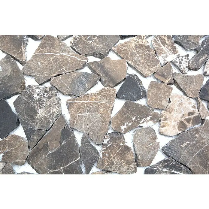 Mosaikfliese CIOT 30/476 - 30,5 x 30,5 cm, Braun, Matt - Eine Nahaufnahme von unregelmäßig geformten, grauen Marmorfliesen mit weißen Adern, die eine natürliche und rustikale Textur erzeugen.