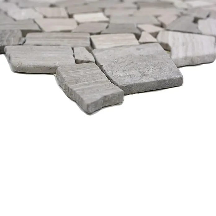 Mosaikfliese Uni CIOT 30/2012 - 30,5 x 32,2 cm, Grau, Matt - Nahaufnahme eines Mosaiks aus grauen Natursteinen. Die unregelmäßigen Formen und Texturen erzeugen ein rustikales Erscheinungsbild.