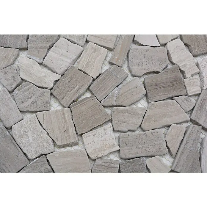 Mosaikfliese Uni CIOT 30/2012 - 30,5 x 32,2 cm, Grau, Matt - Nahaufnahme von unregelmäßigen, grauen Travertin-Mosaikfliesen mit natürlicher Maserung, die eine robuste und organische Oberfläche erzeugen.