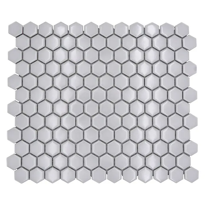 Mosaikfliese Hexagon Uni HX 050 - 26 x 30 cm, Weiß, Glänzend - Nahaufnahme eines Musters aus weißen, sechseckigen Fliesen mit grauen Fugen. Ideal für moderne Bad- oder Küchengestaltungen.