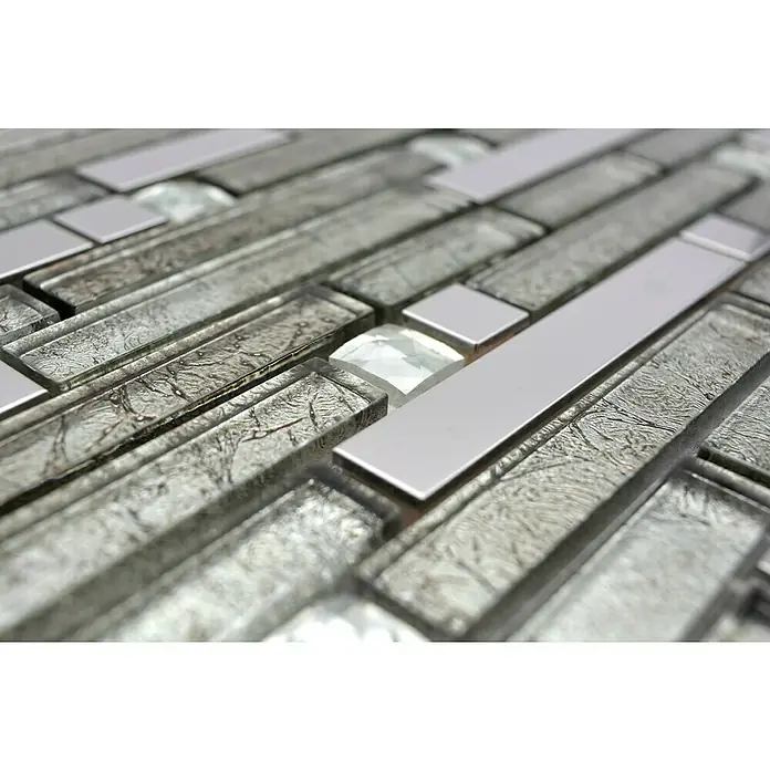 Mosaikfliese Crystal Mix XCM GV908 - 29,8 x 33,8 cm, Silber, Glänzend - Nahaufnahme einer grauen Glasmosaikfliese mit silbernen Akzenten, die ein modernes und elegantes Design für Innenräume bietet.