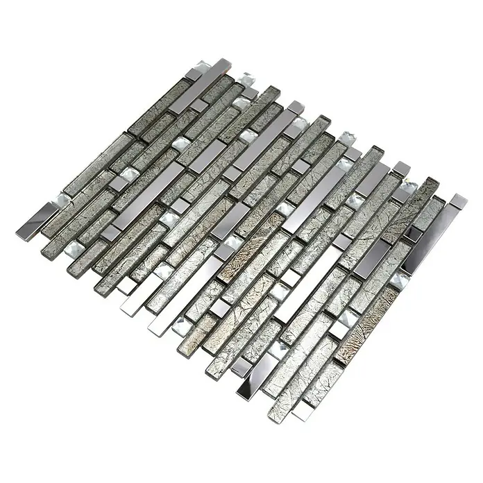 Mosaikfliese Crystal Mix XCM GV908 - 29,8 x 33,8 cm, Silber, Glänzend - Nahaufnahme eines Mosaiks mit silbernen, grauen und perlmuttfarbenen Akzenten, ideal für moderne Wandgestaltungen.