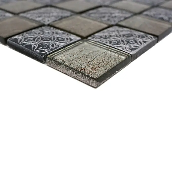 Mosaikfliese Quadrat Crystal Mix XCM 8OP4 - 30 x 30 cm, Beige/Grau, Glänzend - Nahaufnahme von Glasmosaikfliesen in Grau- und Silbertönen mit dekorativen Mustern, ideal für stilvolle Innenraumgestaltung.