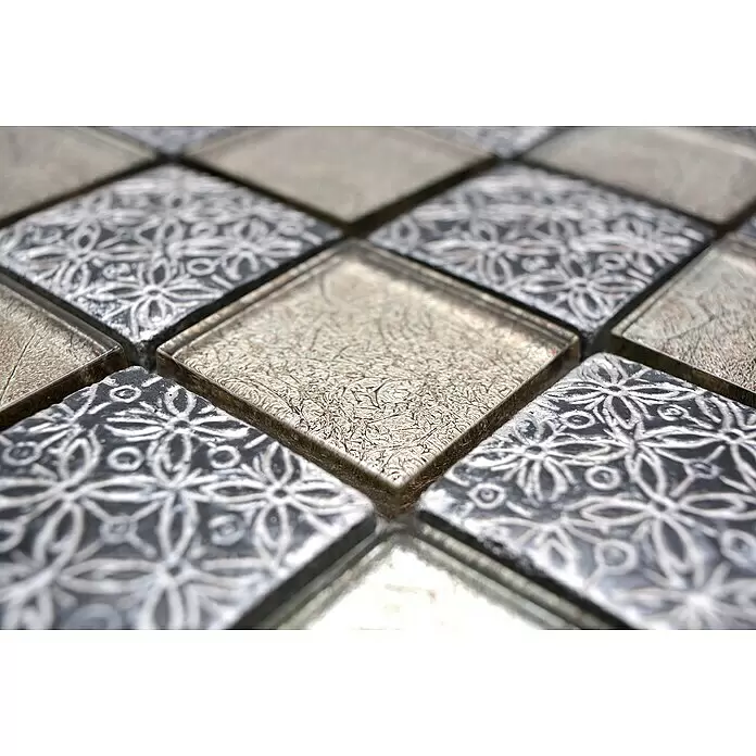 Mosaikfliese Quadrat Crystal Mix XCM 8OP4 - 30 x 30 cm, Beige/Grau, Glänzend - Nahaufnahme von dekorativen Mosaikfliesen mit strukturiertem Glas und gemusterten silbergrauen Elementen, ideal für elegante Wandverkleidungen.