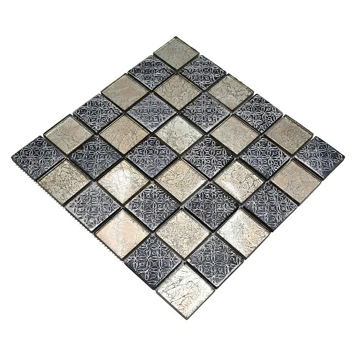 Mosaikfliese Quadrat Crystal Mix XCM 8OP4 - 30 x 30 cm, Beige/Grau, Glänzend - Ein Mosaikfliesenmuster in Rautenform, das eine Mischung aus goldenen und dekorativen, dunklen Fliesen zeigt. Ideal für stilvolle Akzentwände.