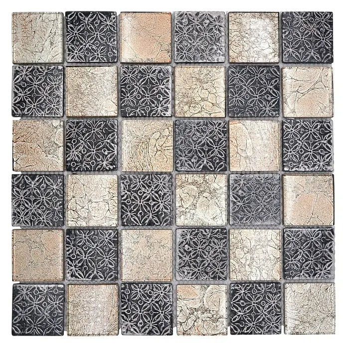 Mosaikfliese Quadrat Crystal Mix XCM 8OP4 - 30 x 30 cm, Beige/Grau, Glänzend - Das Bild zeigt ein Mosaikmuster aus quadratischen Fliesen in Schwarz, Beige und Weiß mit unterschiedlichen Texturen und Mustern.