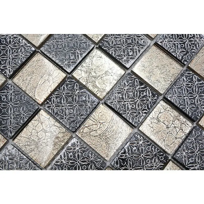 Mosaikfliese Quadrat Crystal Mix XCM 8OP4 - 30 x 30 cm, Beige/Grau, Glänzend - Nahaufnahme von einem Mosaikmuster mit abwechselnden floralen und rissigen Goldquadraten, das eine elegante und strukturierte Oberfläche zeigt.