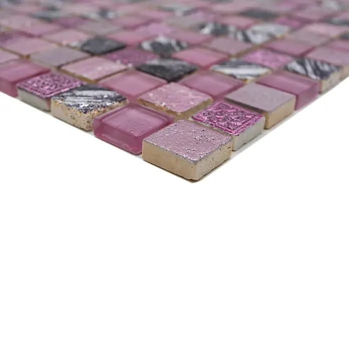 Mosaikfliese Quadrat Crystal Mix XCM CB 35 - 32,7 x 30,2 cm, Pink, Glänzend - Nahaufnahme eines Mosaiks aus verschiedenen Rosa- und Grautönen, ideal für stilvolle Wand- und Bodengestaltungen im Innenbereich.