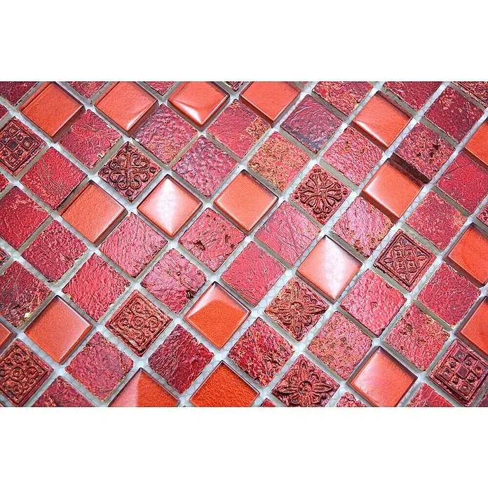 Mosaikfliese Quadrat Crystal Mix XCM CB 92 - 32,7 x 30,2 cm, Rot, Glänzend - Nahaufnahme eines Musters aus roten Mosaikfliesen mit verschiedenen Texturen und Designs für Wände.