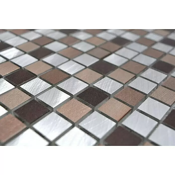 Mosaikfliese Mix XAM A971 - 31,7 x 31,7 cm, Kupfer, Matt - Nahaufnahme von quadratischen Mosaikfliesen in Silber (gebürstetes Metall), Hellbraun und Dunkelbraun (strukturierte Oberflächen).