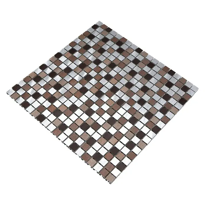 Mosaikfliese Mix XAM A971 - 31,7 x 31,7 cm, Kupfer, Matt - Nahaufnahme von quadratischen Fliesen in Braun-, Beige- und Silberfarben, die ein geometrisches Mosaikmuster bilden.