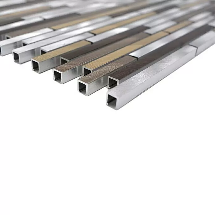 Mosaikfliese Verbund Mix XAM A981 - 29,8 x 31,8 cm, Kupfer, Matt - Texturierte Mosaikfliese mit abwechselnden metallischen Silber- und holzfarbenen Rechteckstreifen für eine dekorative Oberfläche.