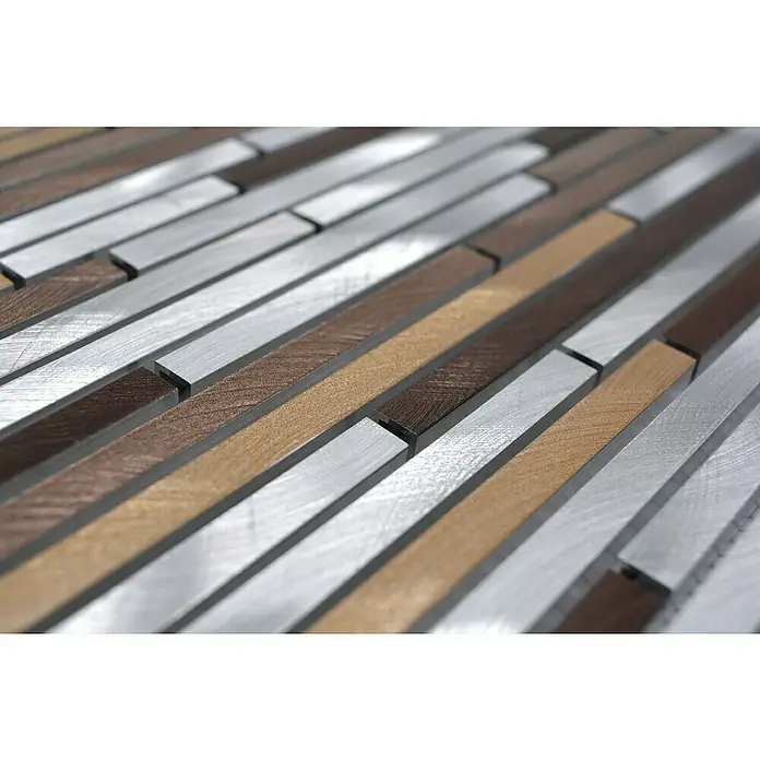 Mosaikfliese Verbund Mix XAM A981 - 29,8 x 31,8 cm, Kupfer, Matt - Nahaufnahme eines Musters aus Holz- und Metallstäben, die ein einzigartiges und modernes Mosaikdesign ergeben.